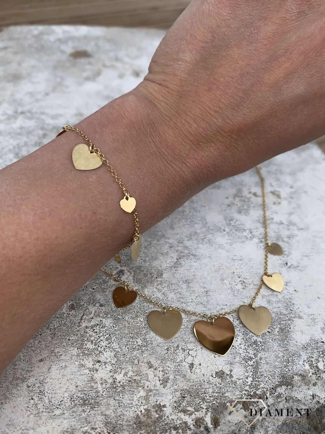 Naszyjnik srebrny celebrytka wiszące serca 925 Dall'Acqua. Naszyjnik z gładkimi zawieszkami w kształcie serc o różnych wielkościach i w nowoczesny sposób rozłożone na celebrytce.11.jpg